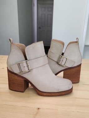 Korks Kari Block Heel Ankle Booties Cream Taupe Buckle Square Toe Size 9.5